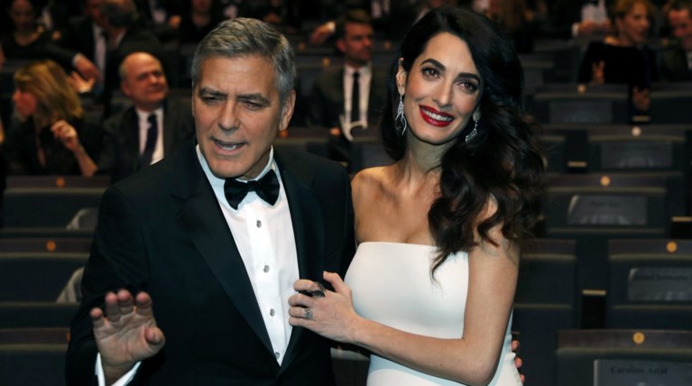Απαστράπτουσα και ως έγκυος με τουαλέτα Versace η Αμάλ Κλούνεϊ