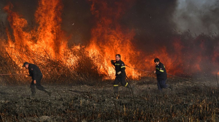 Μεγάλη φωτιά στην Αγ. Αννα στο 'Αργος, κινδύνεψαν 2 σπίτια
