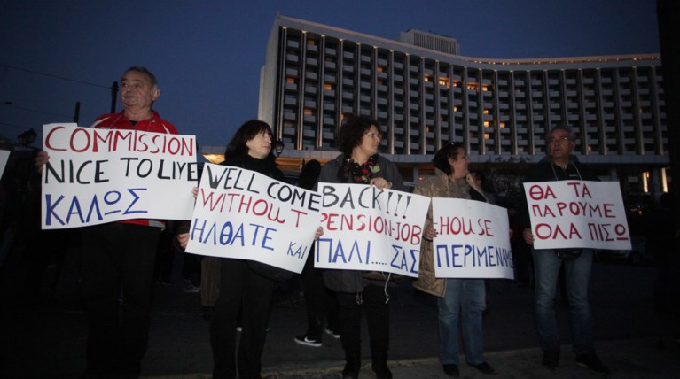 Κλούβες, ΜΑΤ και ευρηματικά πανό του ΠΑΜΕ έξω από το Χίλτον - φωτό -