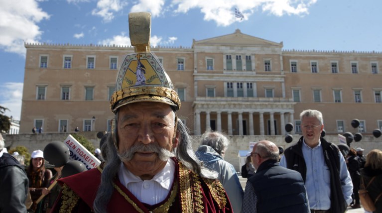 Καμία σωτηρία: Ο ...Κολοκοτρώνης διαδηλώνει έξω από τη Βουλή