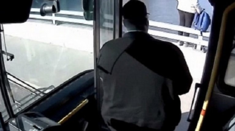 Ήθελε να αυτοκτονήσει και την έσωσε ο οδηγός του λεωφορείου [video]