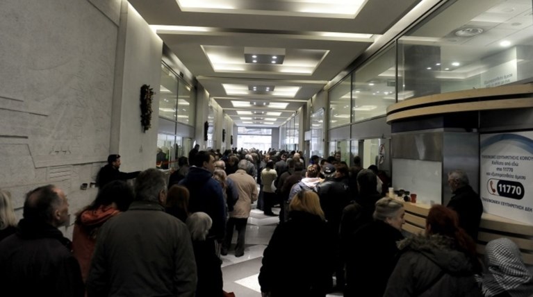Ουρές έξω από τη ΔΕΗ για τις 36 δόσεις