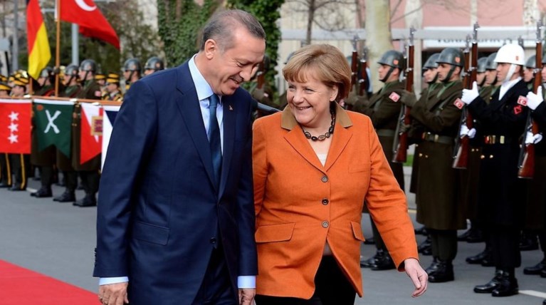 Spiegel σε Μέρκελ: Σπάσε τα δεσμά με τον Ερντογάν