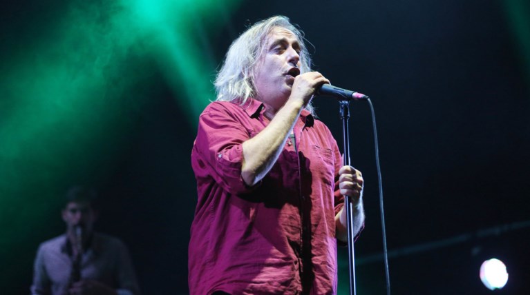 Σοκ για τον Αγγελάκα:Φίλος του ξεψύχησε στο καμαρίνι μετά τη συναυλία του
