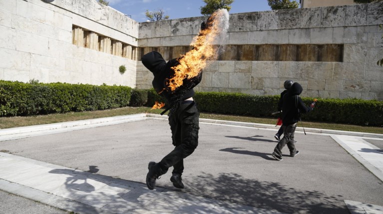 Μολότοφ έξω από τη Βουλή στο μαθητικό συλλαλητήριο