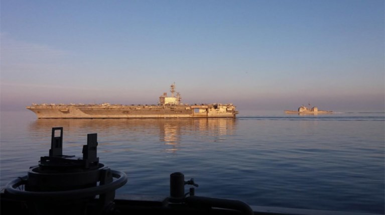Ελληνική φρεγάτα κάνει άσκηση με το αεροπλανοφόρο George Bush