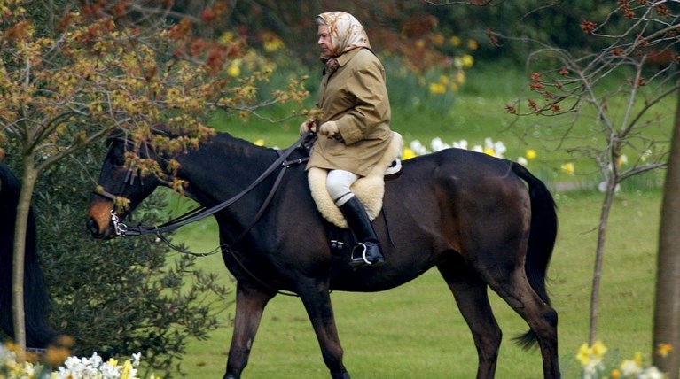 Η Ελισάβετ κάνει ακόμα ιππασία στα 90 της - δεν εγκαταλείπει το χόμπι της