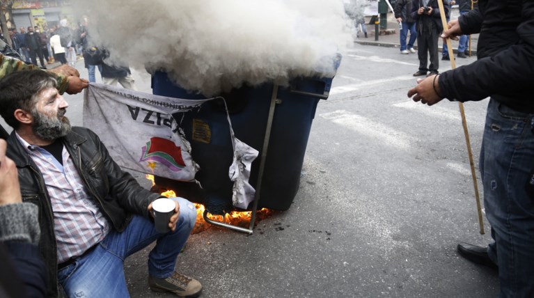 Ξανά στην Πλατεία Βάθη οι αγρότες, έκαψαν σημαία του ΣΥΡΙΖΑ