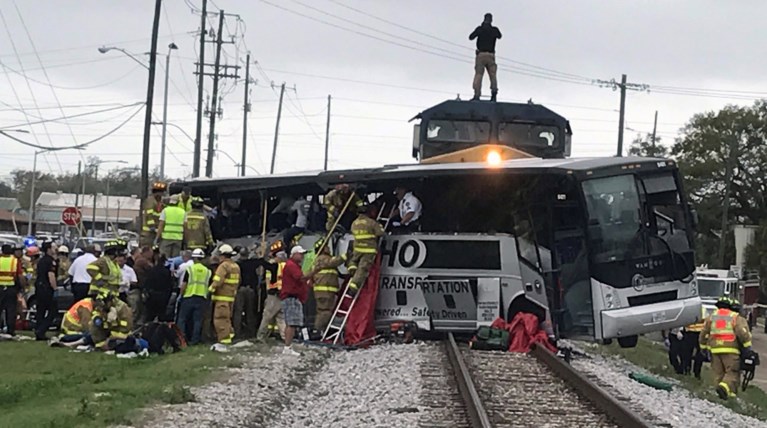 Τέσσερις νεκροί σε σύγκρουση λεωφορείου με τρένο στις ΗΠΑ