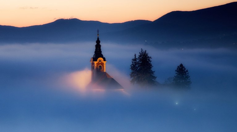 Το νυσταλέο χωριό που μοιάζει να χάνεται σε μια θάλασσα από σύννεφα