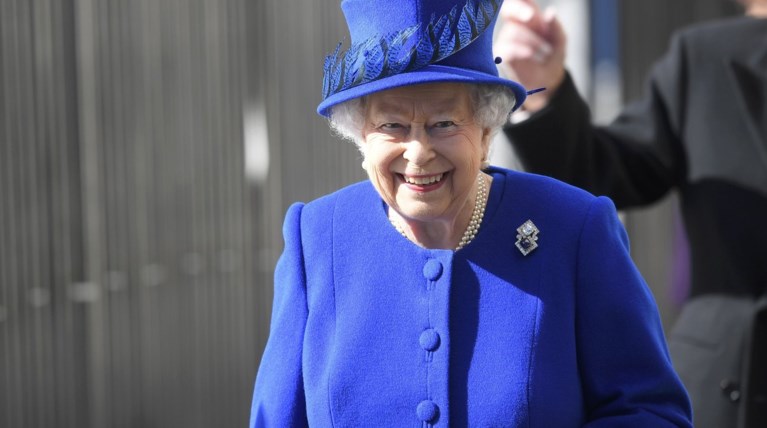 Η τολμηρή στυλιστική επιλογή της 90χρονης βασίλισσας Ελισάβετ