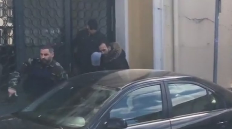 Προφυλακιστέος ο αστυνομικός - Τον φυγάδευσαν από τα δικαστήρια