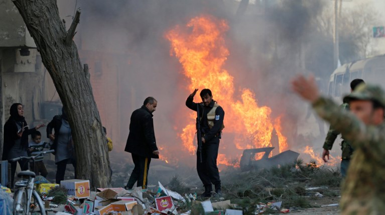 Κόλαση φωτιάς στην Καμπούλ μετά από επίθεση αυτοκτονίας