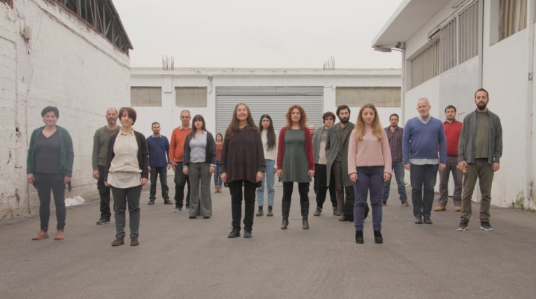 Μια χορωδία ανέργων μας υποδέχεται στο θέατρο Πόρτα