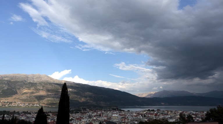 Ηλιοφάνεια με λίγες νεφώσεις και τοπικές βροχές