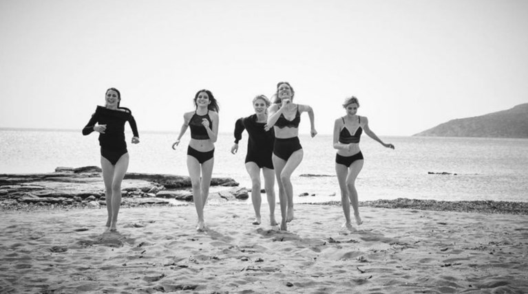 Η Βίκυ Καγιά σε αισθησιακή ασπρόμαυρη φωτογράφηση στην παραλία