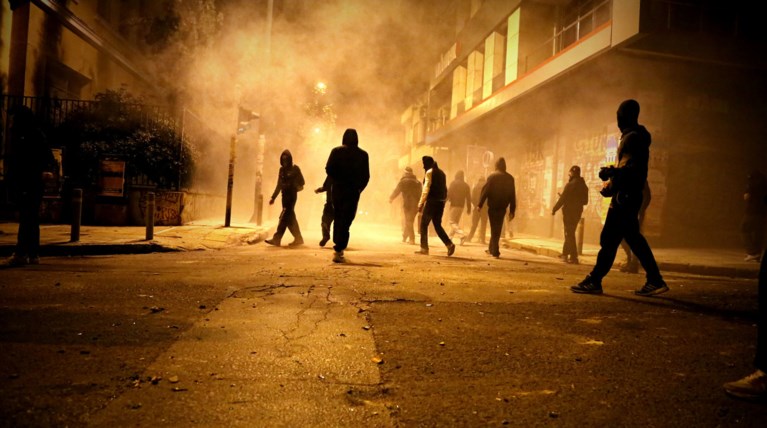 «Κλεφτοπόλεμος» με μολότοφ έως τα ξημερώματα στο Πολυτεχνείο