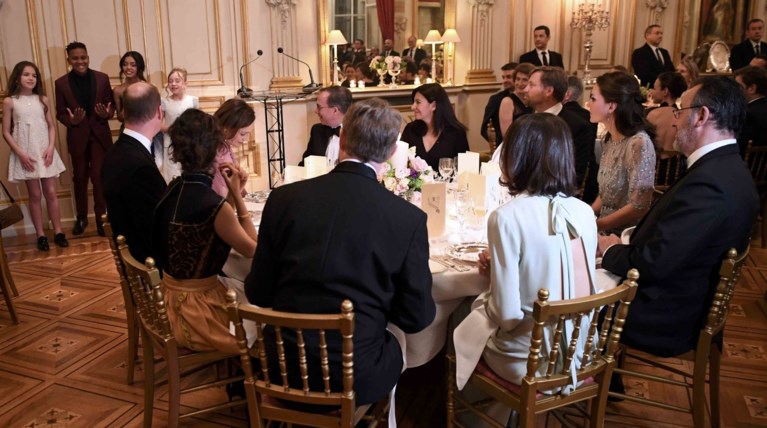 Παιδική χορωδία «τρόλαρε» τον Γουίλιαμ μπροστά στην Κέιτ - η αμήχανη στιγμή