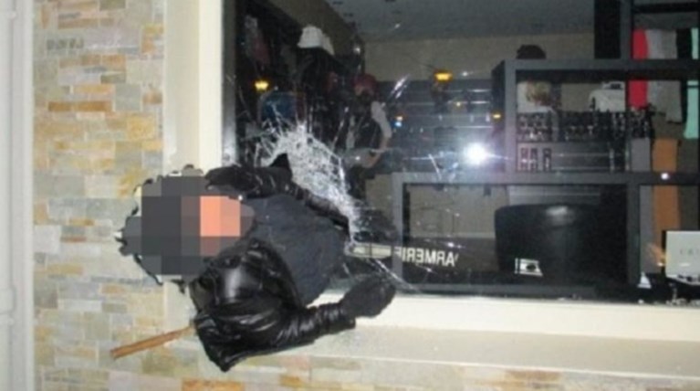 Μεθυσμένος διαρρήκτης σφήνωσε - "Τρόλαρε" η αστυνομία