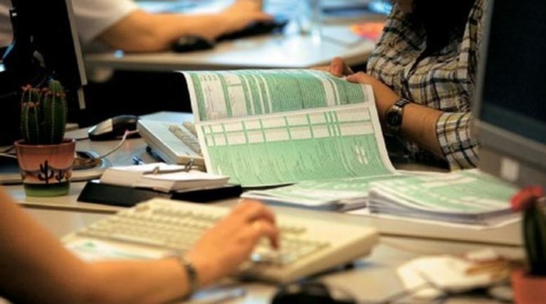 Πώς θα ελέγχει η εφορία τις καταθέσεις και τα εισοδήματα