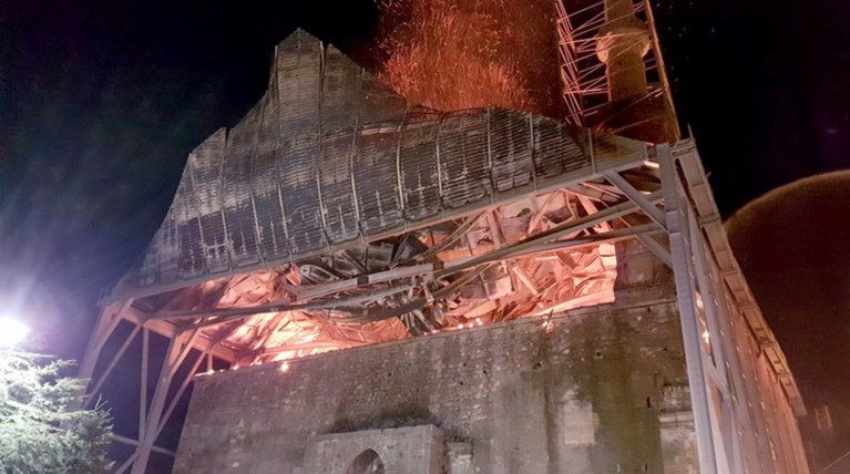 Αναστηλωτές κι αρχαιολόγοι σπεύδουν στο τέμενος Βαγιαζήτ