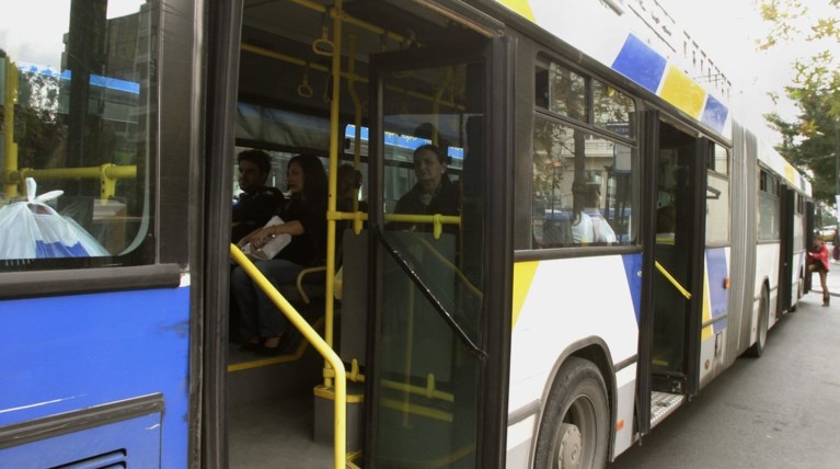 Αγνωστοι εισέβαλαν σε τρόλεϊ κι έκαναν γκραφίτι
