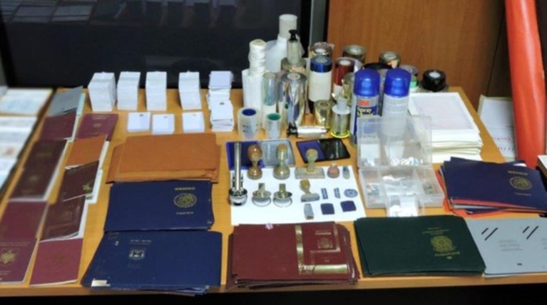 Δουλέμποροι και πλαστογράφοι διαβατηρίων στην Πλ.Εξαρχείων