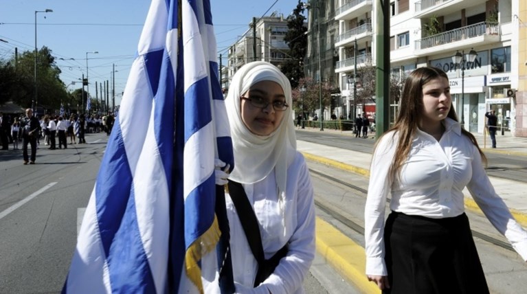 Η σημαιοφόρος από το Αφγανιστάν με τη μαντίλα (ΦΩΤΟ)