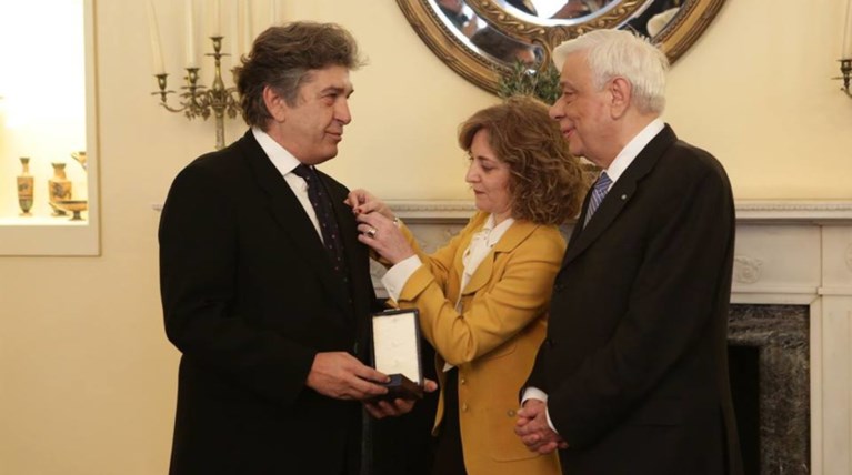 Ο Βαρώτσος τιμήθηκε από την Πολιτεία:Σα να παίρνεις τη συγγνώμη του πατέρα