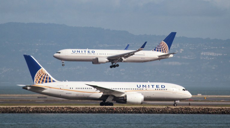Η United απαγόρευσε να μπουν στην πτήση γιατί φορούσαν κολάν!