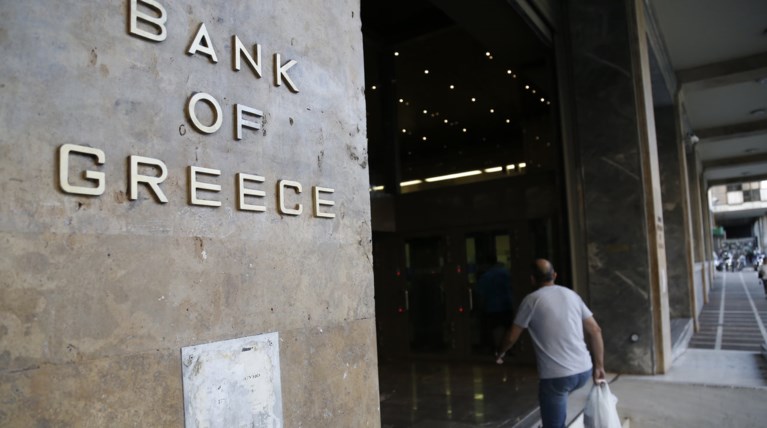 Μειώθηκαν κατά 750 εκ. ευρώ οι καταθέσεις τον Φεβρουάριο