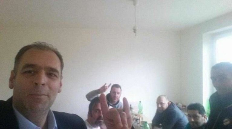 Στέλεχος του ΠΑΣΟΚ κάνει το σήμα των Γκρίζων Λύκων και πάει για διαγραφή