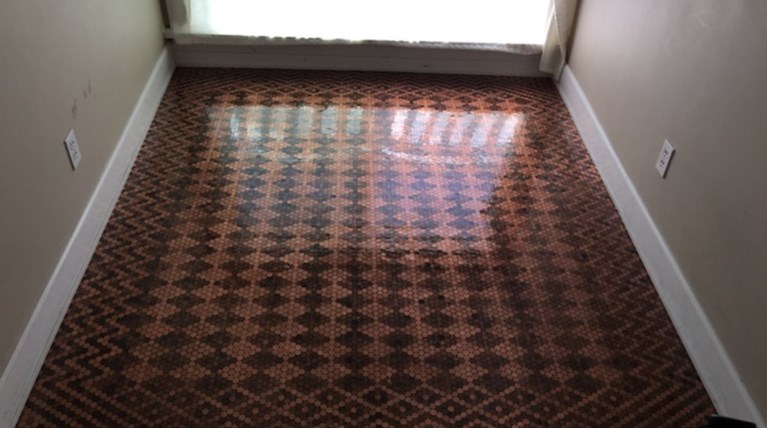 DIY: Πως να φτιάξετε ένα απίθανο πάτωμα με πενταροδεκάρες-φωτό-