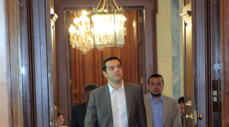 Πολιτικό μασάζ, ντρίπλες και αντιδράσεις ενόψει νέων μέτρων