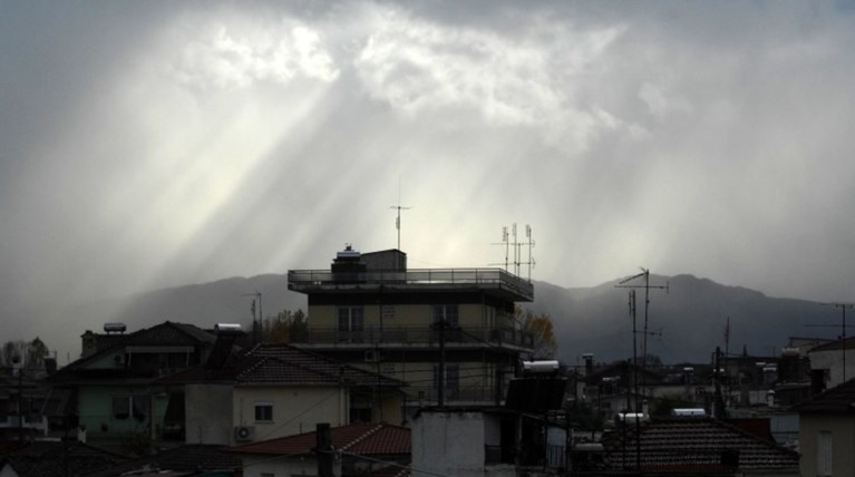 Συννεφιασμένος ο καιρός σήμερα με βροχές και δυνατούς ανέμους