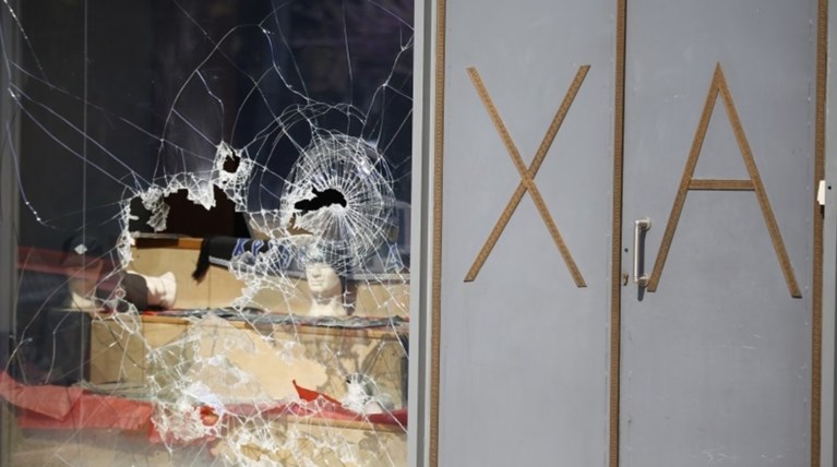 Επίθεση με λοστούς και μπογιές στα γραφεία της Χρυσής Αυγής (ΦΩΤΟ)