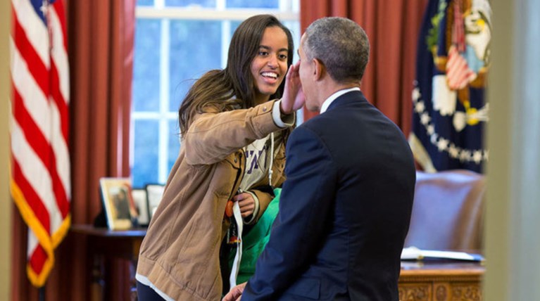 Το αγόρι της Μάλια Ομπάμα μοιάζει εκπληκτικά στον μπαμπά της