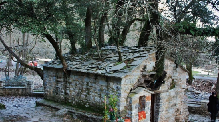 Αγία Θεοδώρα Βάστα: Το μικρό εκκλησάκι με τα 17 πλατάνια στη στέγη του