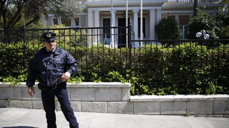 Παρέμβαση του Ρουβίκωνα έξω από το Μέγαρο Μαξίμου