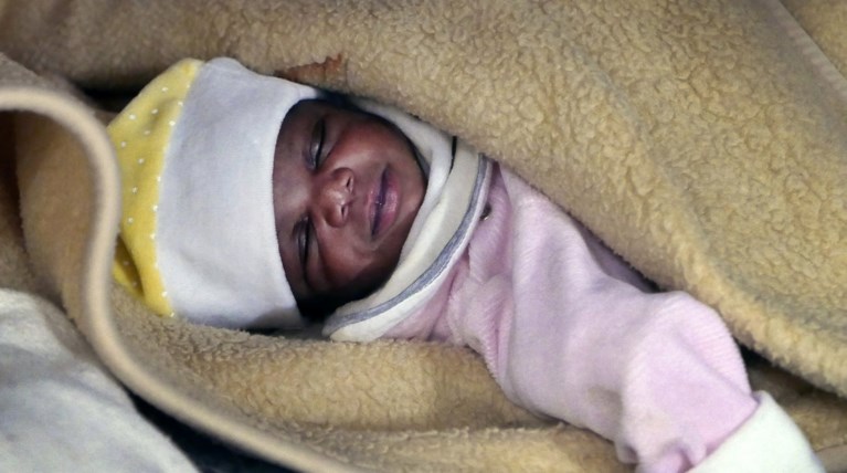 Ιταλία: Βρέφος 4 ημερών βρήκαν διασώστες μέσα σε φουσκωτή βάρκα