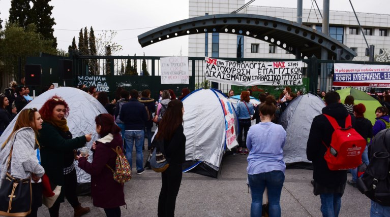 Αδιόριστοι εκπαιδευτικοί εγκλώβισαν υπαλλήλους στο υπ. Παιδείας