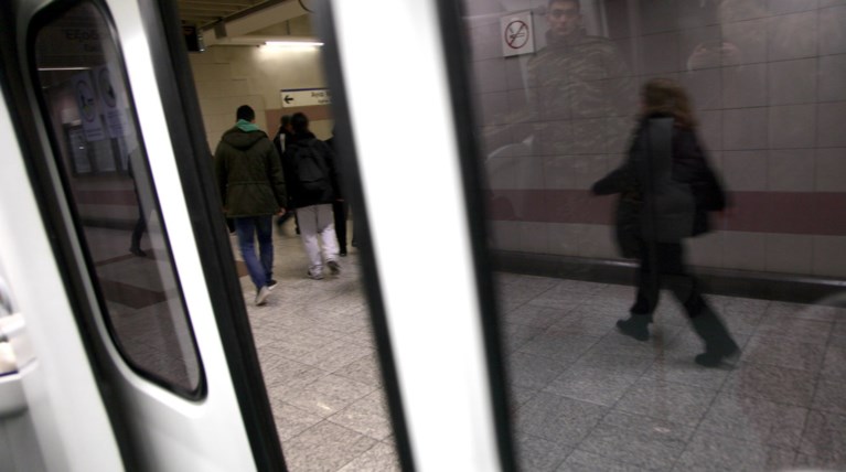 Στάση εργασίας στα τρόλει, κλειστός σταθμός του μετρό το βράδυ
