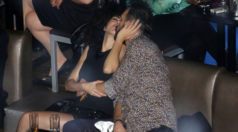 Σολωμού - Μουζουράκης: Παθιασμένα φιλιά και τρελός χορός σε νυχτερινή έξοδο