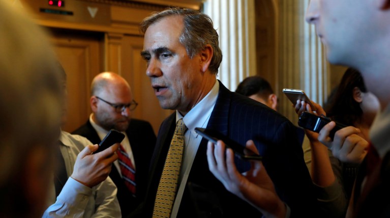 ΗΠΑ: Βουλευτής μιλούσε για πάνω από 15 ώρες στην ολομέλεια!