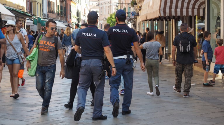 Aπειλούσε με μαχαίρι περαστικούς στο Μιλάνο