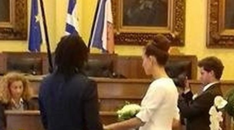 Δείτε τον Καρεμπέ γαμπρό με την καλλονή 25χρονη σύζυγό του [Εικόνες]