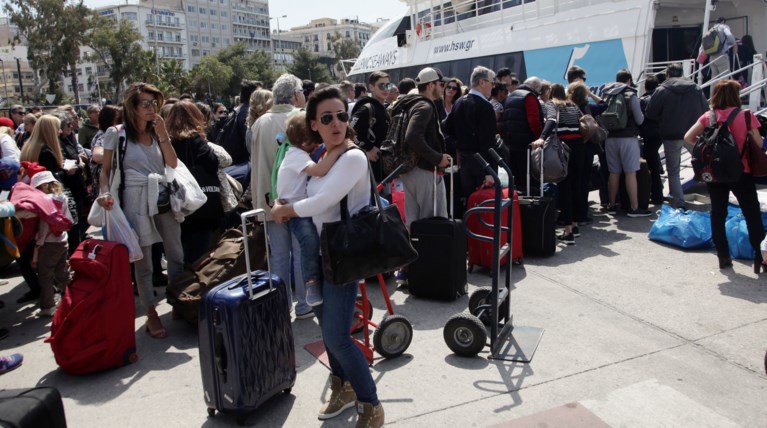 Οπου φύγει φύγει! Αυξημένη η κίνηση σε λιμάνια και ΚΤΕΛ