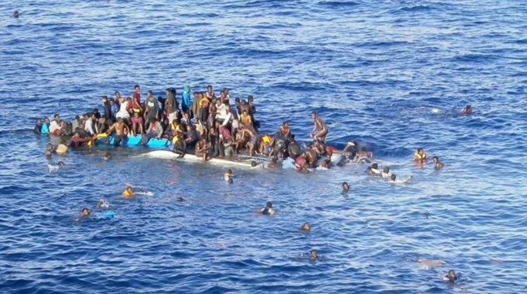 Νέο ναυάγιο στη Μεσόγειο: 100 πρόσφυγες αγνοούνται στη Λιβύη