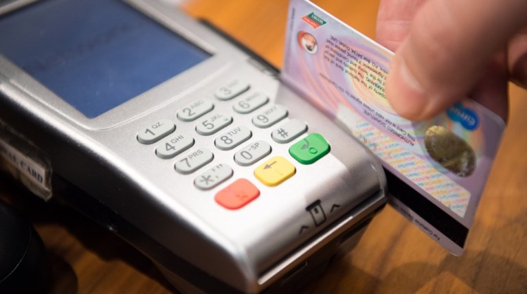 Ποιοι πρέπει να εξοπλιστούν άμεσα με POS: Οι προθεσμίες και τα πρόστιμα