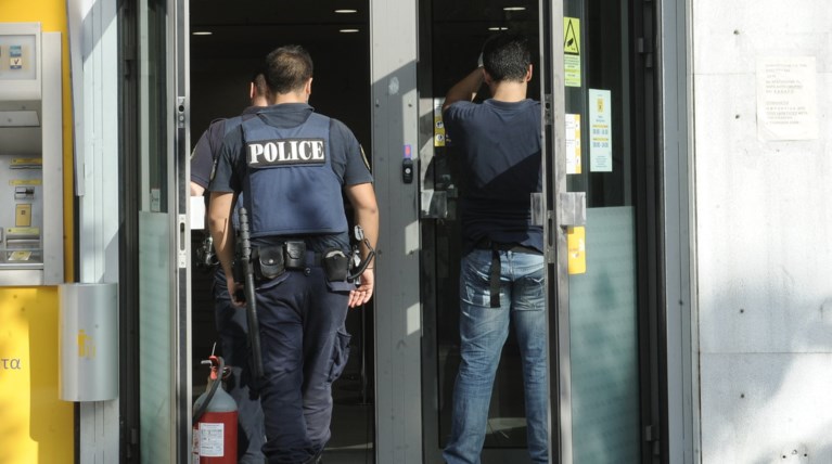 Χαμός σε τράπεζα στη Ρόδο από το λάθος πάτημα του «κουμπιού»